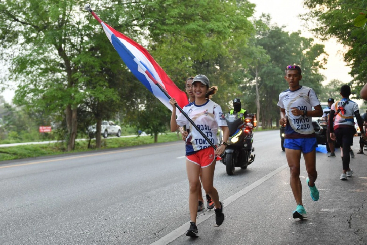 วิ่งธงชาติไทย เข้าวันที่ 15  เดินสายไปแล้ว 10 จังหวัด 