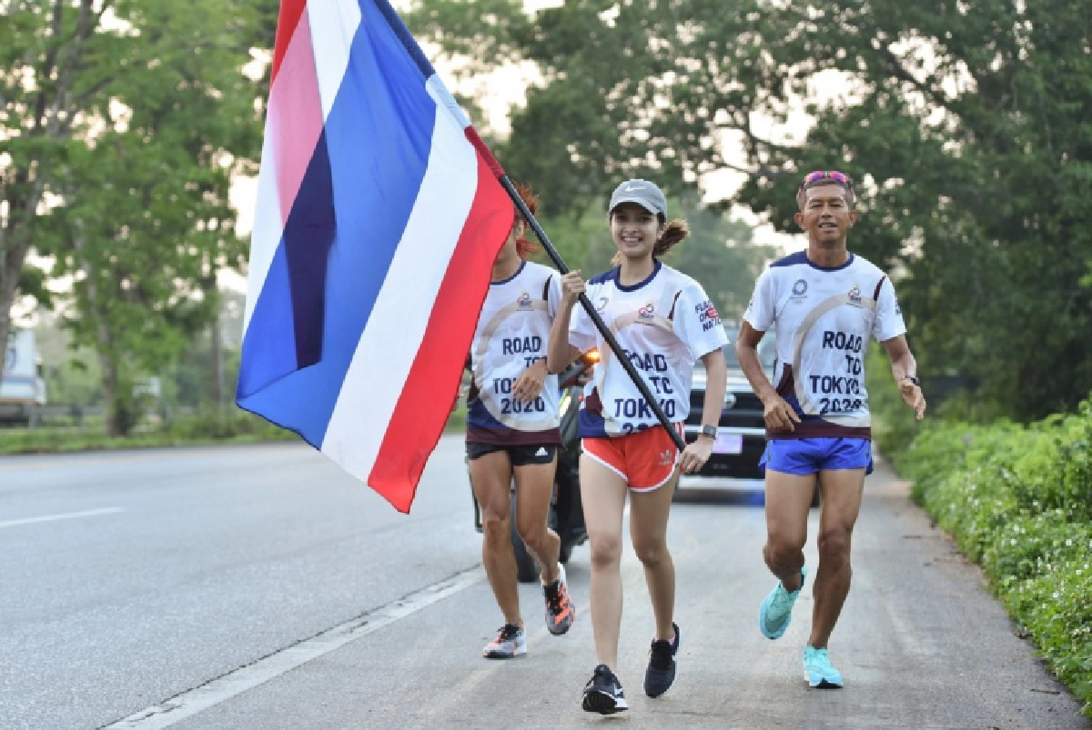 วิ่งธงชาติไทย เข้าวันที่ 15  เดินสายไปแล้ว 10 จังหวัด 