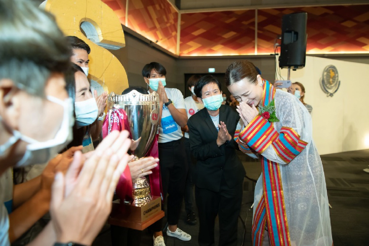 แข้งหญิงทีมชาติไทยร่วมยินดี"มาดามแป้ง" รับปริญญาศิลปศาสตรดุษฎีบัณฑิตกิตติมศักดิ์