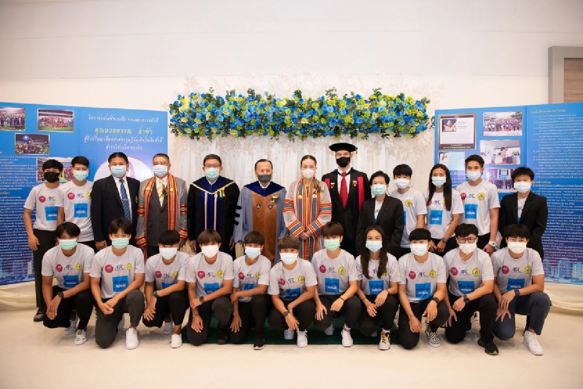 แข้งหญิงทีมชาติไทยร่วมยินดี"มาดามแป้ง" รับปริญญาศิลปศาสตรดุษฎีบัณฑิตกิตติมศักดิ์