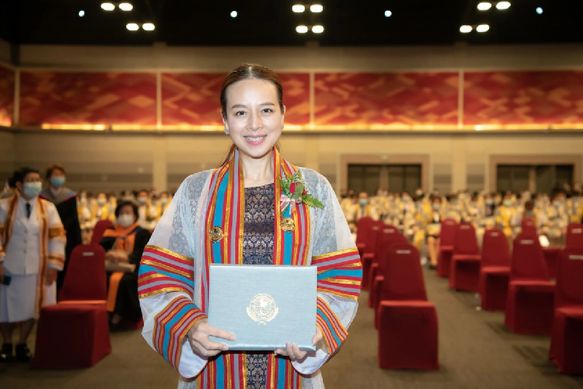 แข้งหญิงทีมชาติไทยร่วมยินดี"มาดามแป้ง" รับปริญญาศิลปศาสตรดุษฎีบัณฑิตกิตติมศักดิ์
