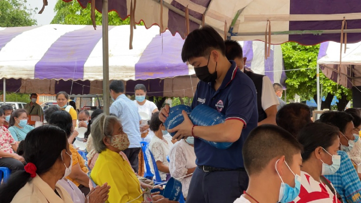   "ส.ส.เพชรภูมิ" นำขันน้ำ "บิ๊กป้อม" แจกประชาชนที่เข้าร่วมพิธียกช่อฟ้าศาลาการเปรียญ เนื่องในวันสงกรานต์