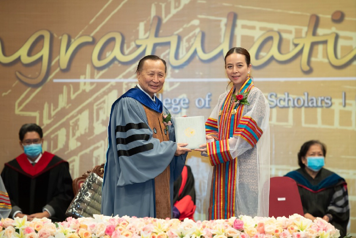 แข้งหญิงทีมชาติไทยร่วมยินดี"มาดามแป้ง" รับปริญญาศิลปศาสตรดุษฎีบัณฑิตกิตติมศักดิ์