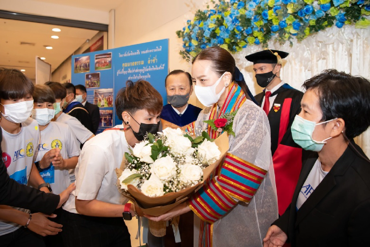 แข้งหญิงทีมชาติไทยร่วมยินดี"มาดามแป้ง" รับปริญญาศิลปศาสตรดุษฎีบัณฑิตกิตติมศักดิ์