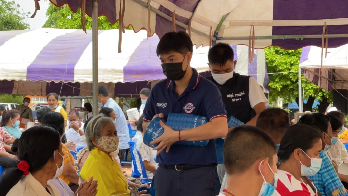   "ส.ส.เพชรภูมิ" นำขันน้ำ "บิ๊กป้อม" แจกประชาชนที่เข้าร่วมพิธียกช่อฟ้าศาลาการเปรียญ เนื่องในวันสงกรานต์