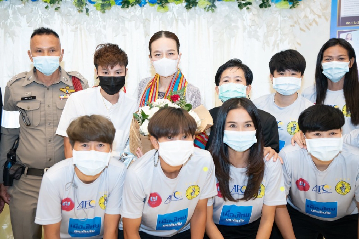 แข้งหญิงทีมชาติไทยร่วมยินดี"มาดามแป้ง" รับปริญญาศิลปศาสตรดุษฎีบัณฑิตกิตติมศักดิ์