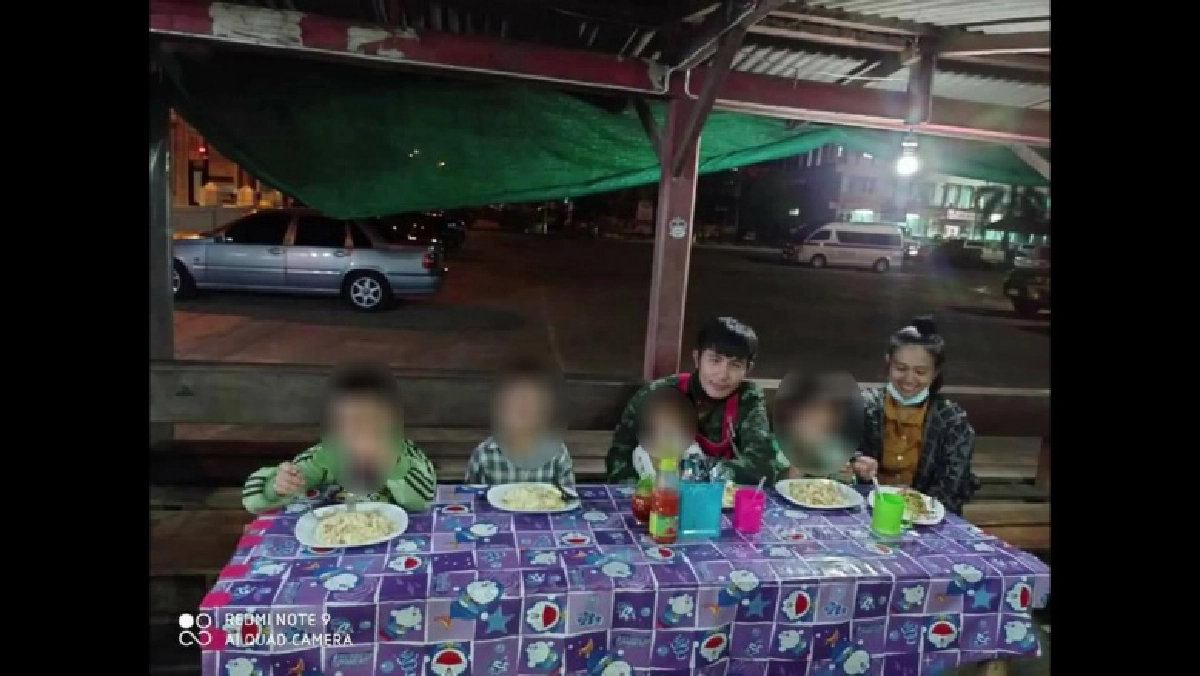   เพชรบูรณ์ ชื่นชมตำรวจ พ่อค้า แม่ค้า บริจาคเงินคนละเล็กละน้อยเลี้ยงอาหาร 5 ชีวิตตกรถ ไม่มีเงินค่าโดยสาร