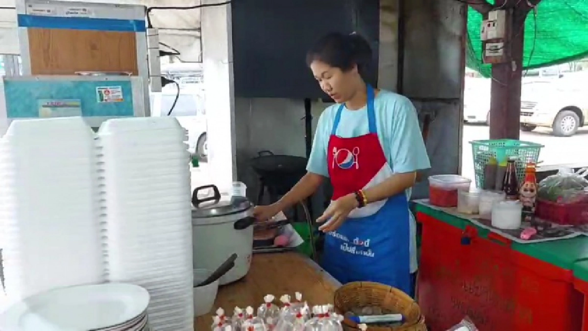   เพชรบูรณ์ ชื่นชมตำรวจ พ่อค้า แม่ค้า บริจาคเงินคนละเล็กละน้อยเลี้ยงอาหาร 5 ชีวิตตกรถ ไม่มีเงินค่าโดยสาร