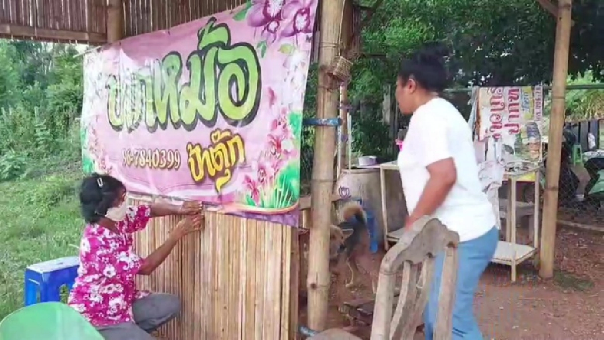 เพชรบูรณ์ เกือบปิดตำนาน ร้านข้าวเกรียบปากหม้อเจ้าดัง หลังถูกปิกอัพแหกโค้งพุ่งชนจนร้านพังยับ