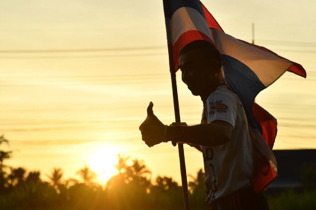 วิ่งธงชาติไทย รวมใจสู่ชัยชนะ วันที่ 20  เส้นทางชุมพร ได้65 นักวิ่งทำภารกิจ