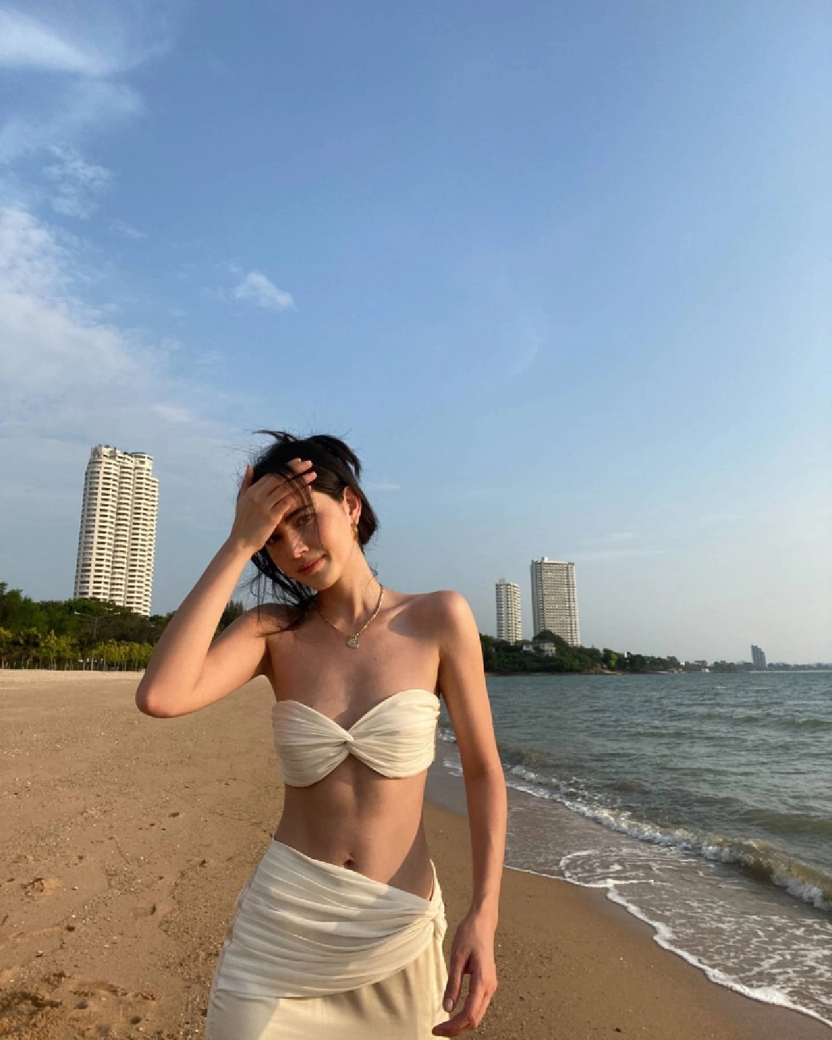 ฮอตเกินต้าน "ใหม่ ดาวิกา" โชว์เอวเอสฉลองยอดฟอลโล่ไอจีครบ 13 ล้าน