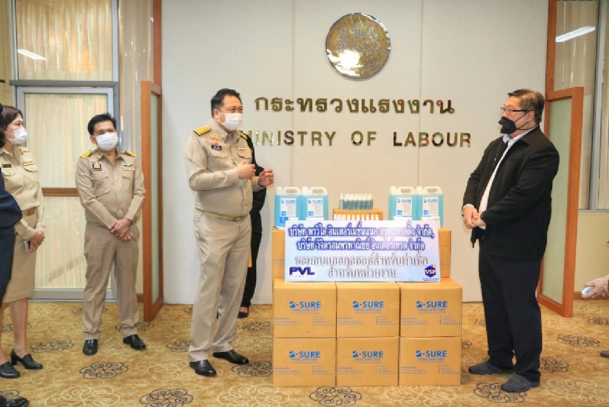 "รมว.สุชาติ" รับมอบผลิตภัณฑ์แอลกอฮอล์นำไปทำความสะอาดฆ่าเชื้อป้องกันโควิด-19