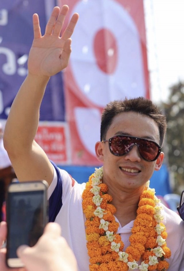 สงครามเงา 'โอ๊ค" โหนโทนี่