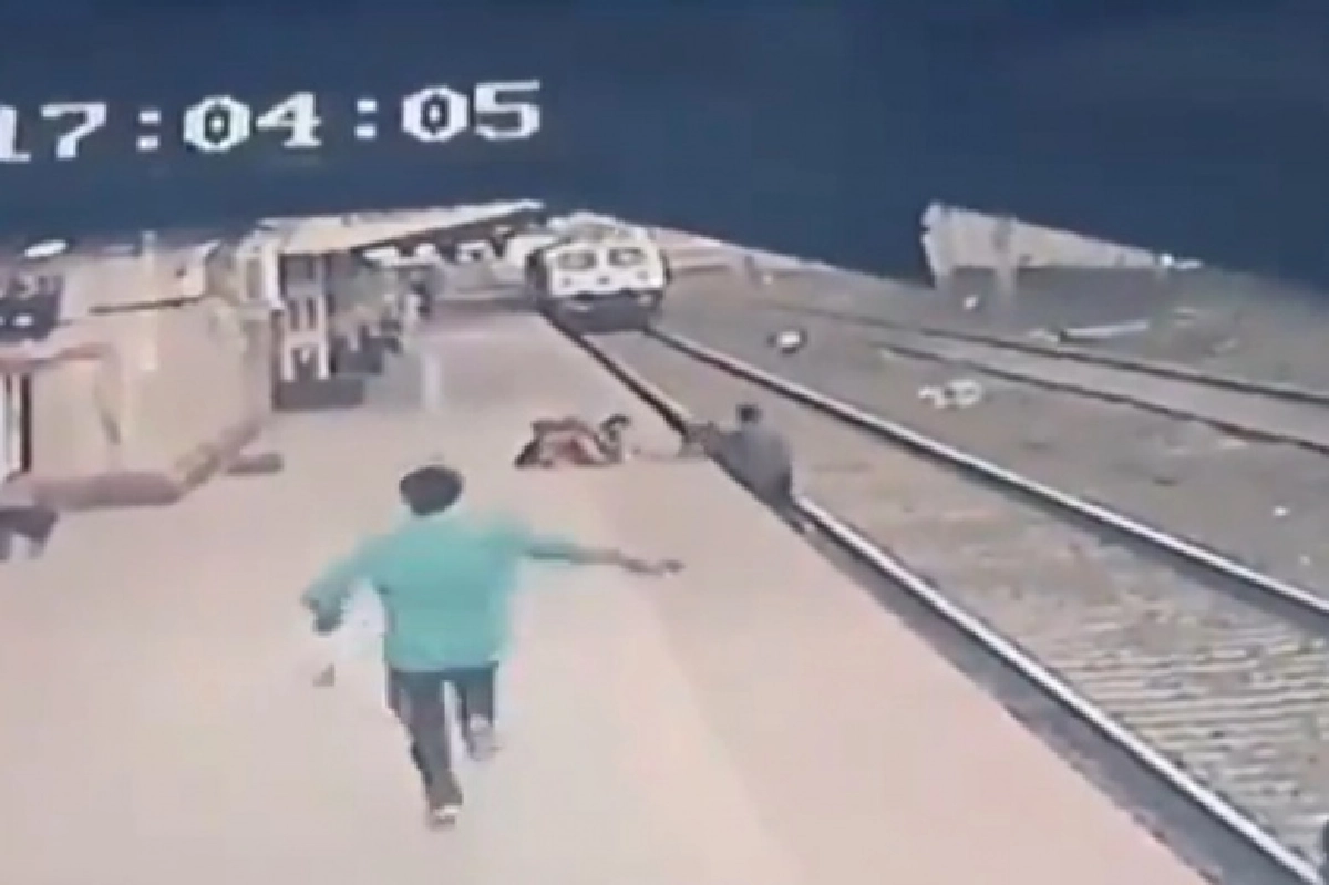 พนง.รถไฟวิ่งสุดชีวิตเสี่ยงตายช่วยเด็กตกบนราง ขณะรถไฟแล่นมาอย่างเร็วพ้นภัยแค่เสี้ยววินาที