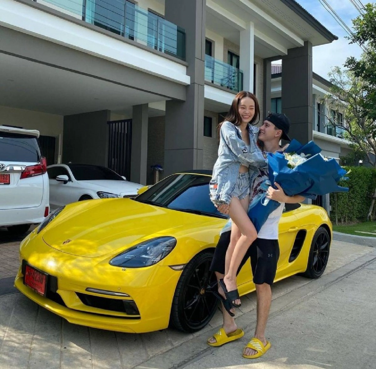 "ปุ้มปุ้ย" เปย์หนัก ถอยรถหรูเซอร์ไพรส์ "กวินท์" ทำน้ำตาไหล 