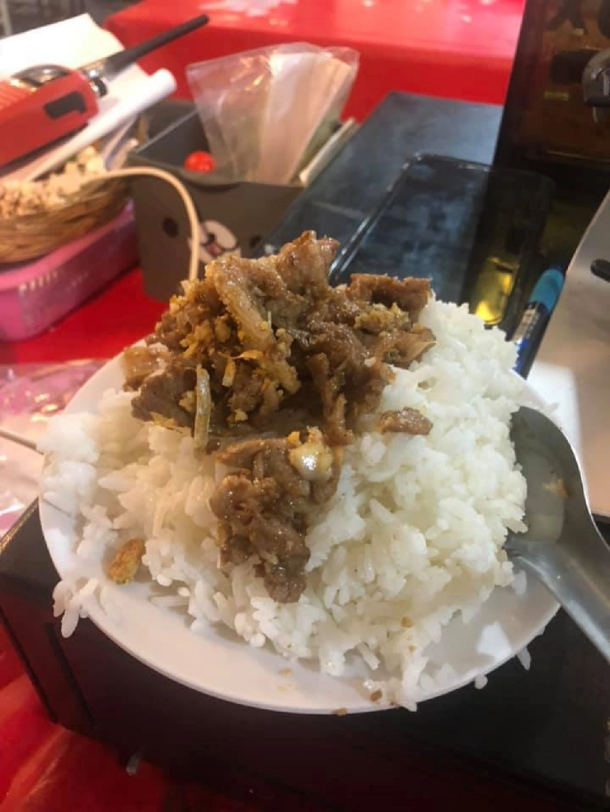 ร้านอาหารย่านสะพานใหม่ ประกาศแจกข้าวฟรี ตอนนี้ที่ร้านเองก็ลำบาก แต่ผมอยากช่วยๆกัน 