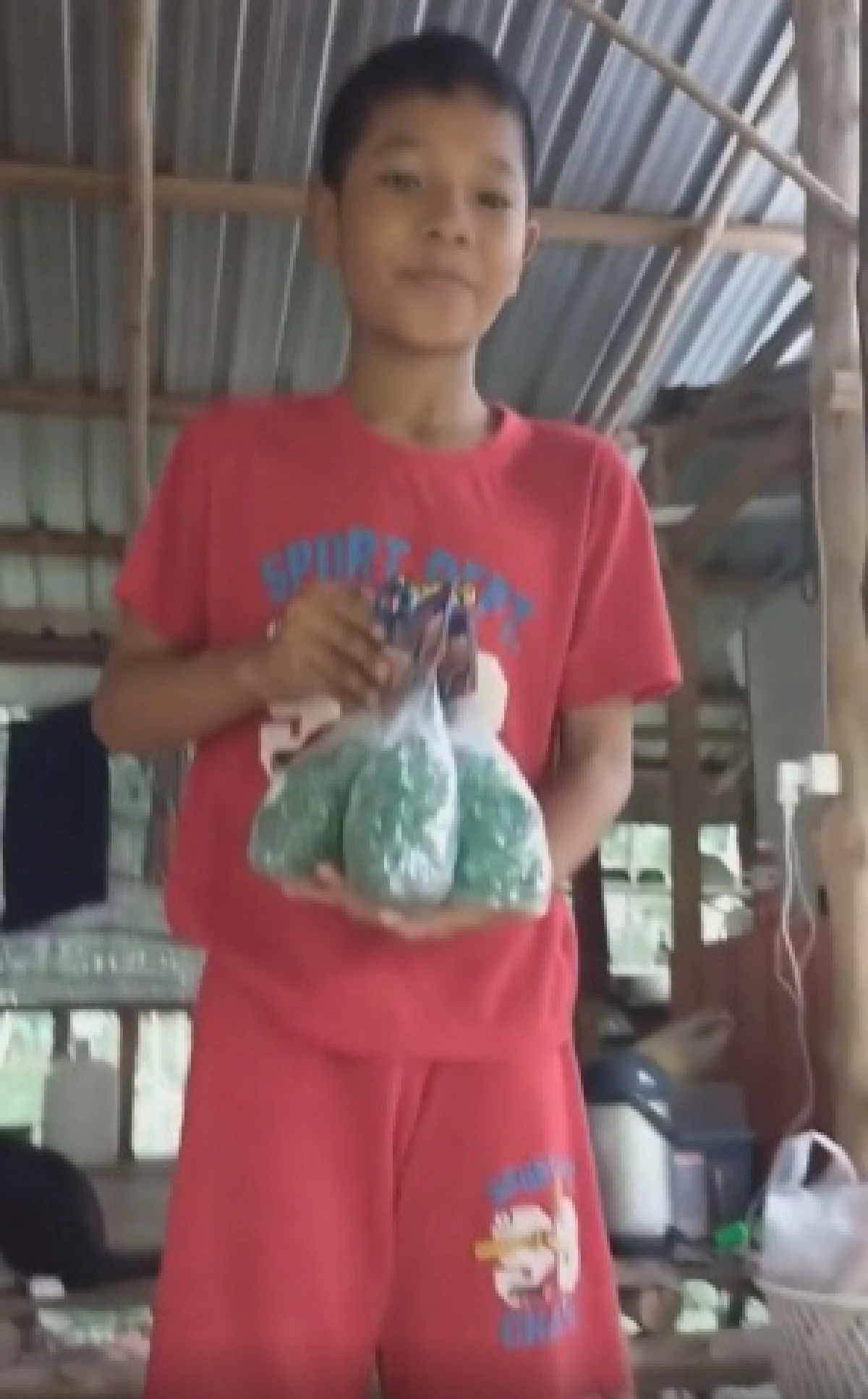 พ่อชาวสวนยางทำตามสัญญา ลูกชายสอบได้ที่ 1 จะซื้อของขวัญให้ ไม่จำเป็นต้องสวยหรูราคาแพง 