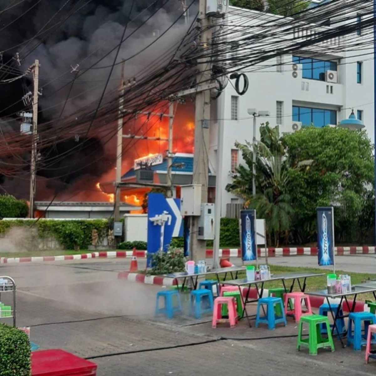 ด่วน ไฟไหม้โรงเก็บน้ำมัน ย่านอ้อมใหญ่ ล่าสุดคุมเพลิงได้