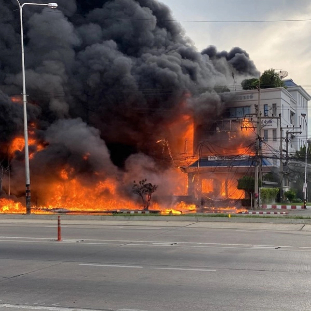 ด่วน ไฟไหม้โรงเก็บน้ำมัน ย่านอ้อมใหญ่ ล่าสุดคุมเพลิงได้