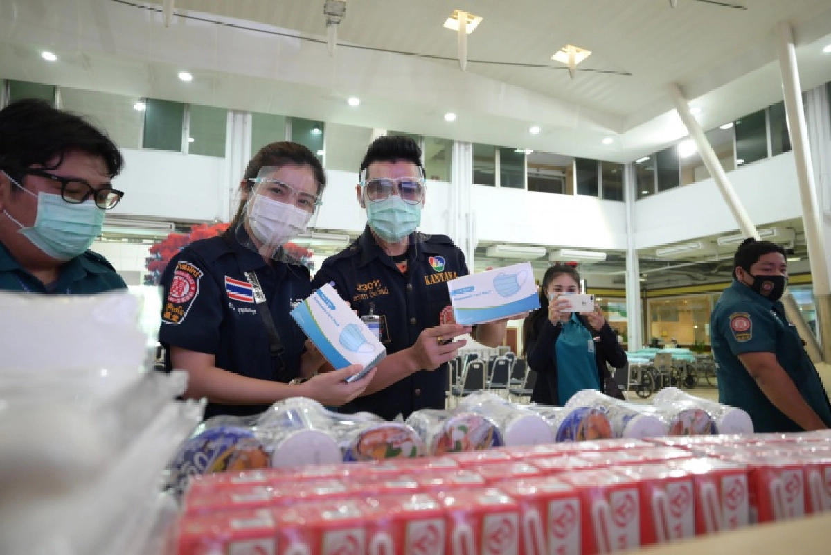 "มูลนิธิป่อเต็กตึ๊ง" เร่งส่งต่อน้ำใจไทย นำสิ่งของเครื่องใช้จำเป็นสมทบโรงพยาบาลสนาม สู้ภัยโควิด-19