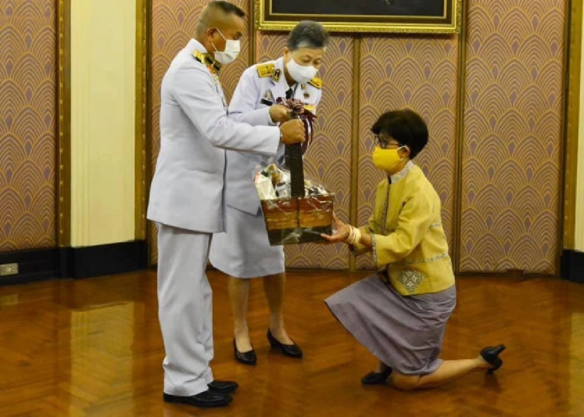"ในหลวง-ราชินี" พระราชทานแจกันดอกไม้และกระเช้าของเยี่ยม "อาต้อย เศรษฐา"