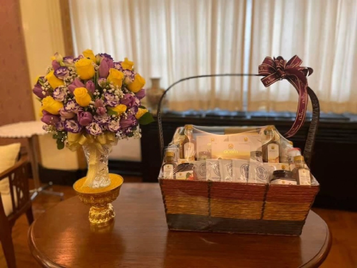 "ในหลวง-ราชินี" พระราชทานแจกันดอกไม้และกระเช้าของเยี่ยม "อาต้อย เศรษฐา"