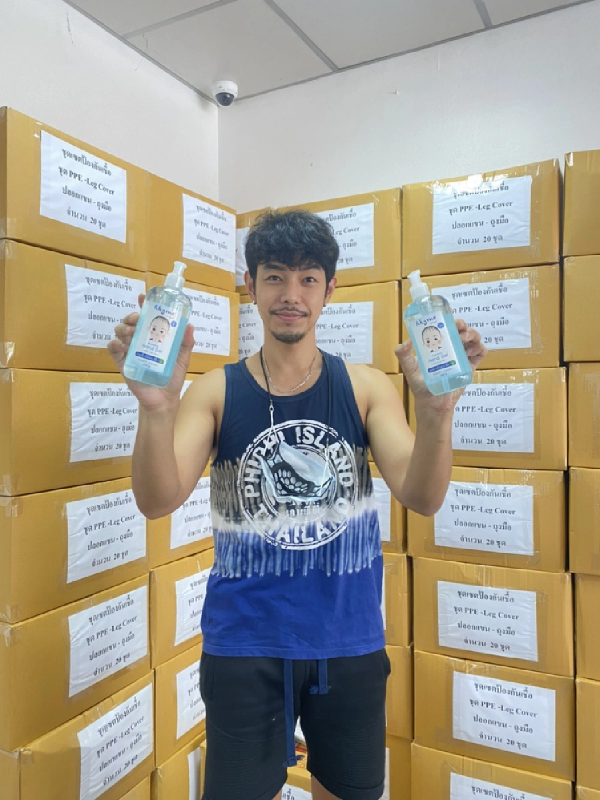 "อาร์ต พศุตม์" ส่งชุด PPE ให้รพ.ต่อเนื่อง สู้โควิด