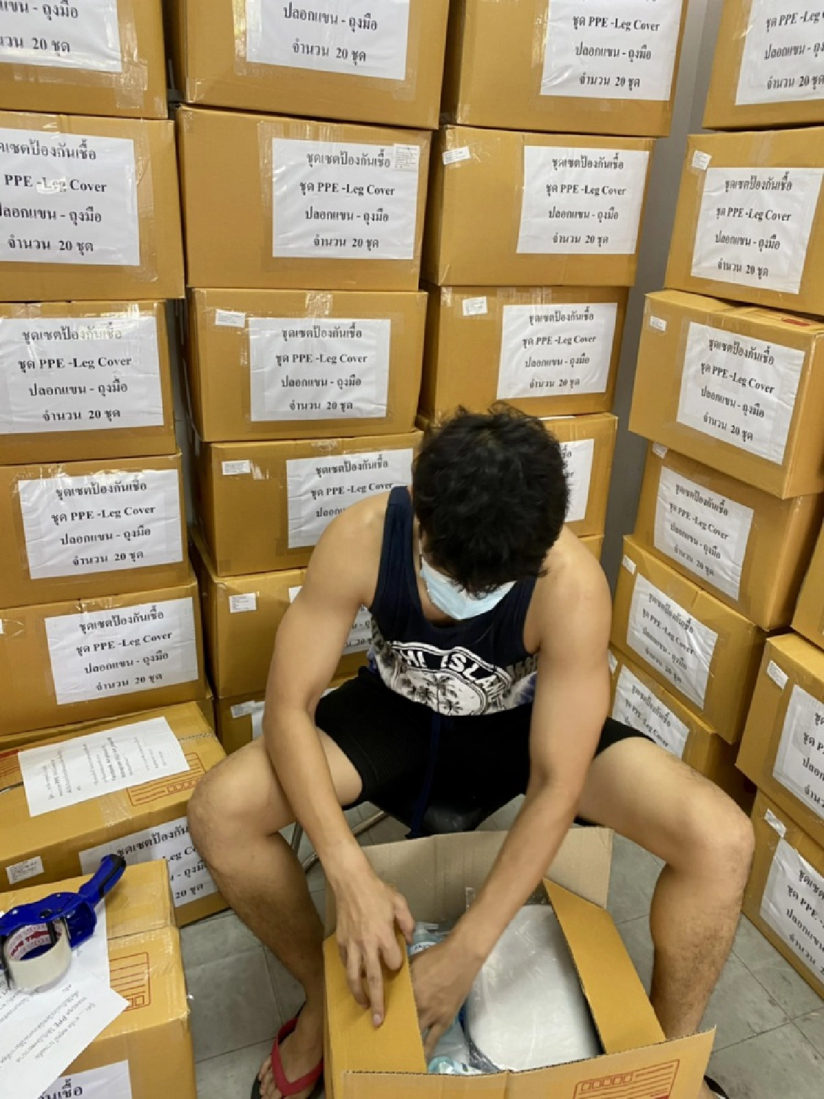 "อาร์ต พศุตม์" ส่งชุด PPE ให้รพ.ต่อเนื่อง สู้โควิด