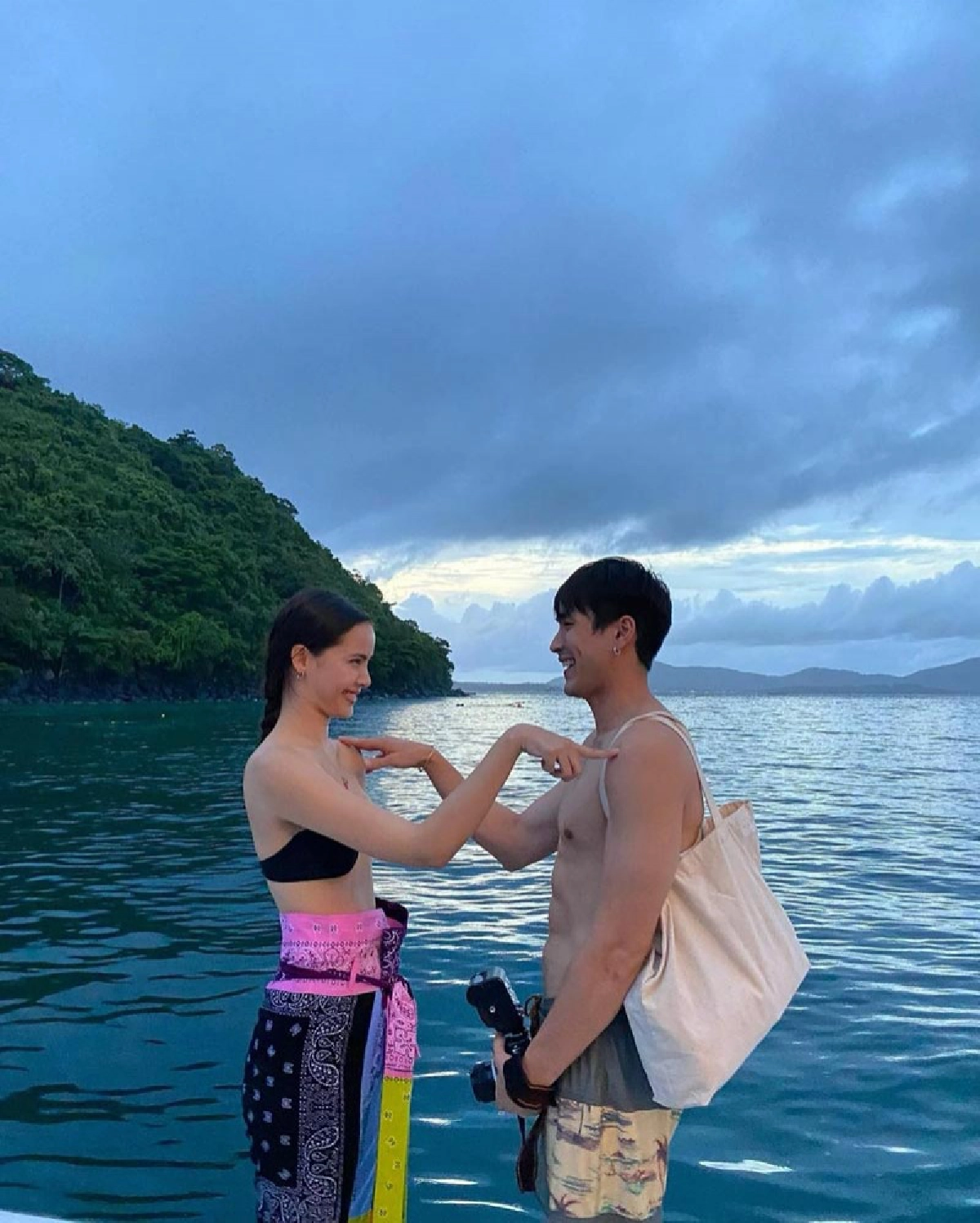 "ณเดชน์"  ลงรูปอวดซิกแพค "ญาญ่า" แอบหึงกดโกรธรั้วๆ 