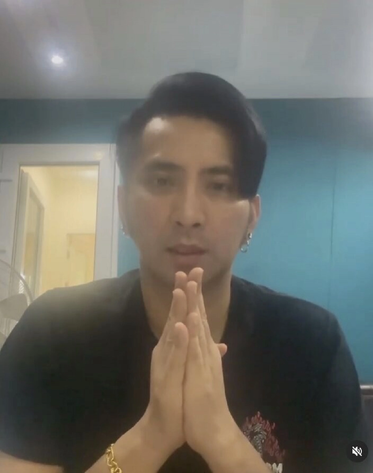 "บอล เชิญยิ้ม" โพสต์กราบขอโทษ หลังทัวร์ลง ปมรักษาน้าค่อม 