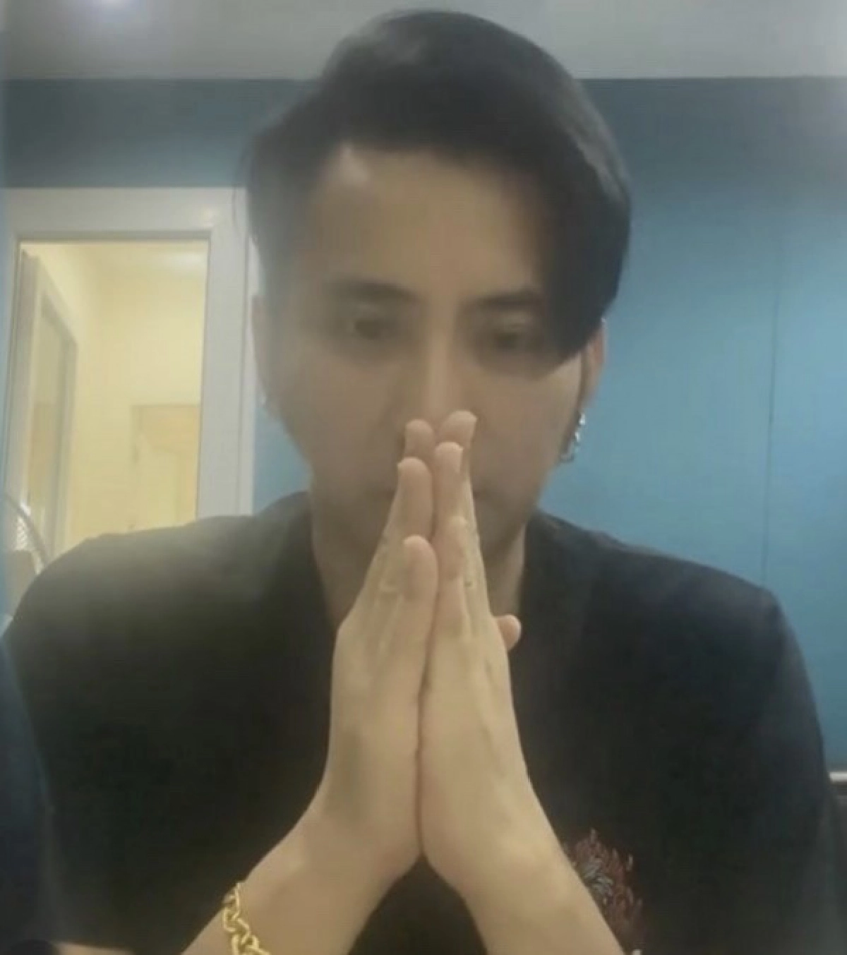 "บอล เชิญยิ้ม" โพสต์กราบขอโทษ หลังทัวร์ลง ปมรักษาน้าค่อม 