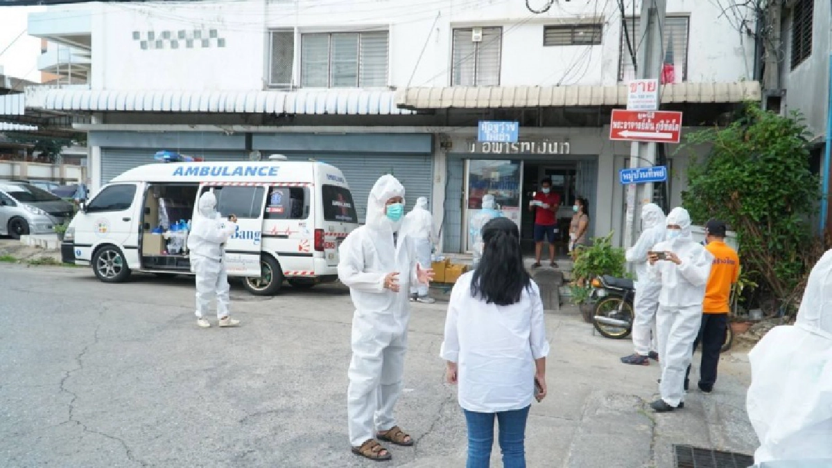 "คุณหญิงสุดารัตน์" นำทีมรวมพลังสู้ภัยโควิด-19 ของพรรคไทยสร้างไทย ประสานรถพยาบาล รับผู้ป่วยโควิด 2 ราย