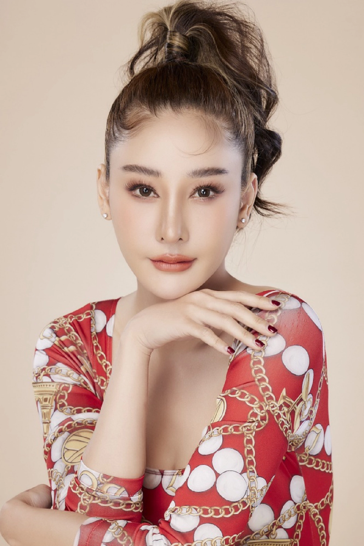 เปิดรูป "แตงโม นิดา" ลุคนี้เป๊ะปังมาก "ป้อม วินิจ" แต่งหน้าแก้สมการให้  