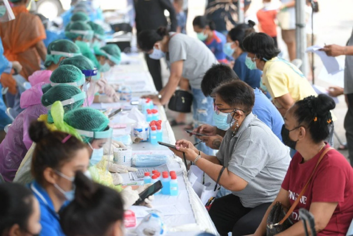 นำรถพระราชทานตรวจเชิงรุกโควิด-19 พื้นที่คลองเตย พร้อมจัดรถส่งผู้ป่วยตกค้างเข้ารับการรักษา
