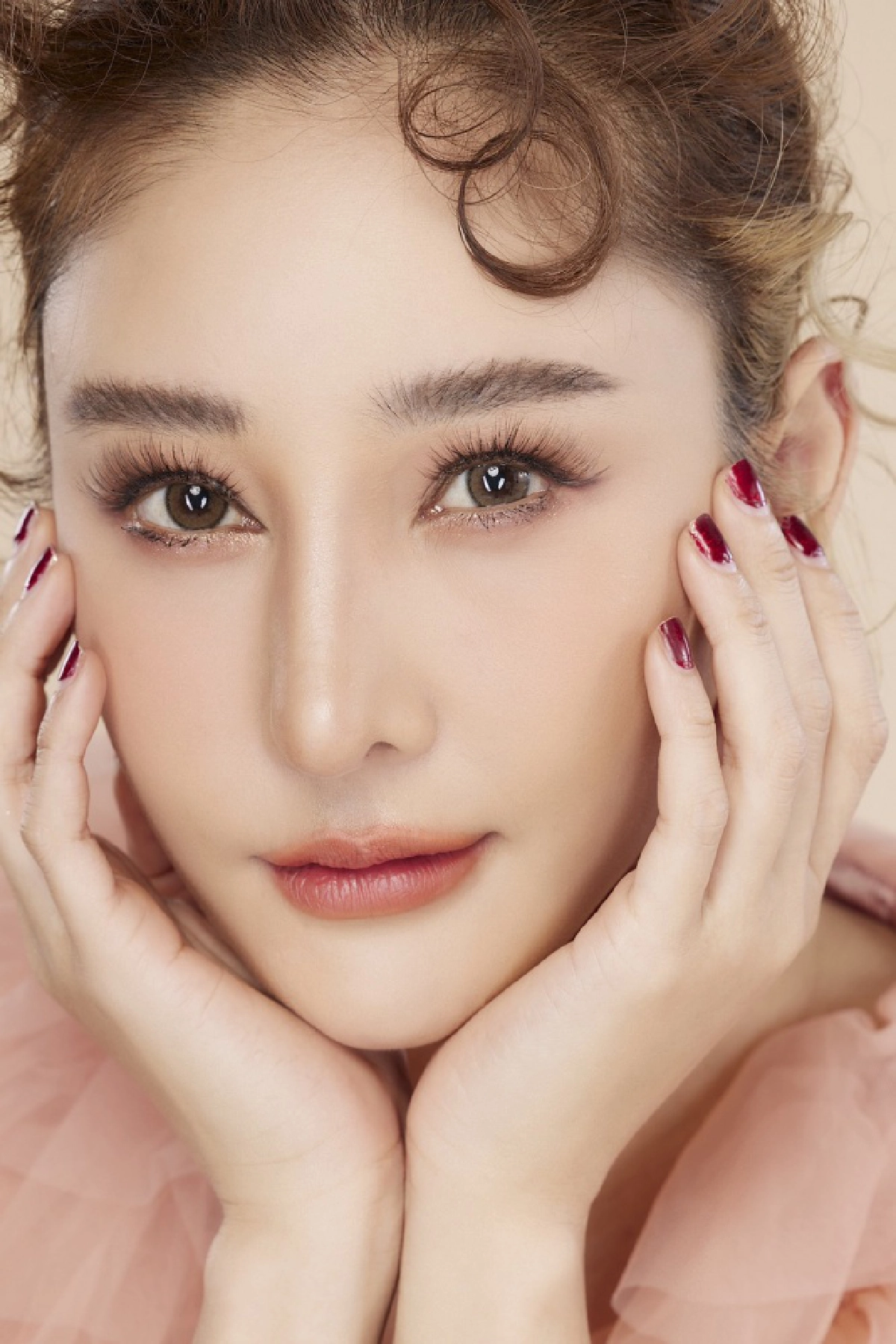 เปิดรูป "แตงโม นิดา" ลุคนี้เป๊ะปังมาก "ป้อม วินิจ" แต่งหน้าแก้สมการให้  