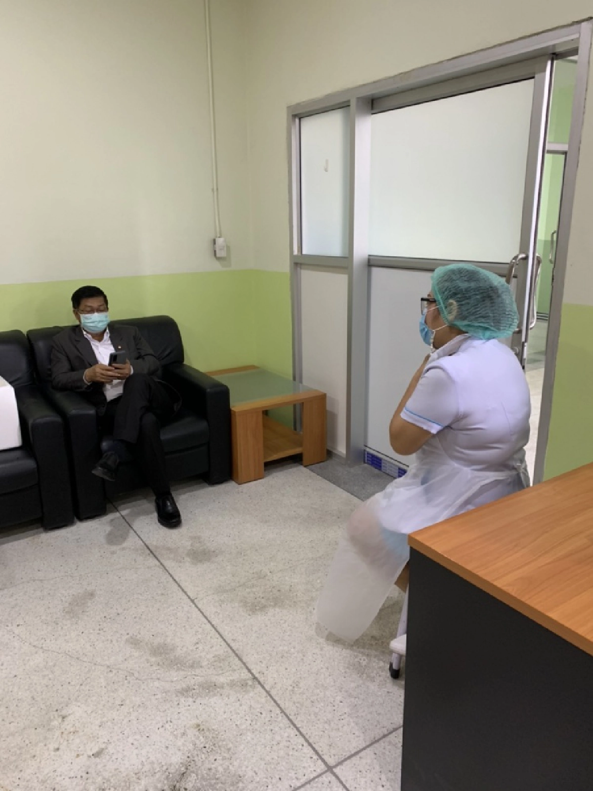 "พรรคเพื่อแผ่นดิน" ขอเป็นส่วนหนึ่งสนับสนุนอุปกรณ์และมอบเงินแก่ รพ. ชลบุรี เพื่อใช้ในการป้องกันและบริการปชช.(มีคลิป)