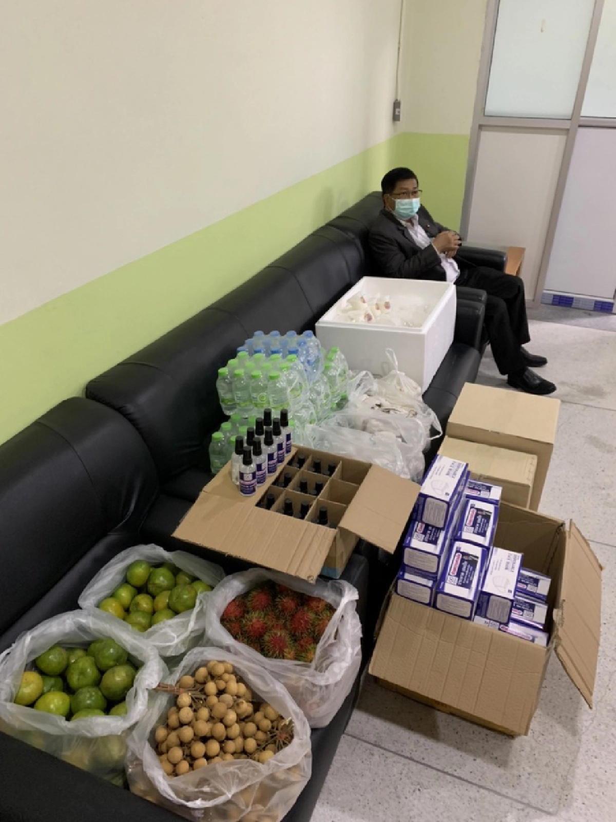 "พรรคเพื่อแผ่นดิน" ขอเป็นส่วนหนึ่งสนับสนุนอุปกรณ์และมอบเงินแก่ รพ. ชลบุรี เพื่อใช้ในการป้องกันและบริการปชช.(มีคลิป)