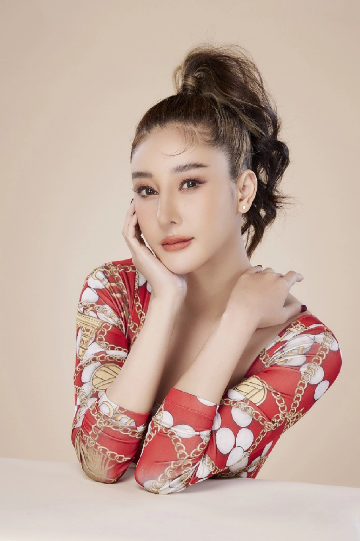 เปิดรูป "แตงโม นิดา" ลุคนี้เป๊ะปังมาก "ป้อม วินิจ" แต่งหน้าแก้สมการให้  