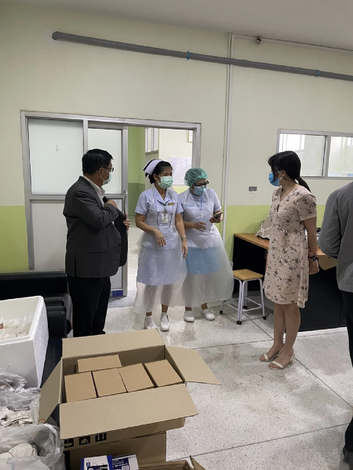 "พรรคเพื่อแผ่นดิน" ขอเป็นส่วนหนึ่งสนับสนุนอุปกรณ์และมอบเงินแก่ รพ. ชลบุรี เพื่อใช้ในการป้องกันและบริการปชช.(มีคลิป)