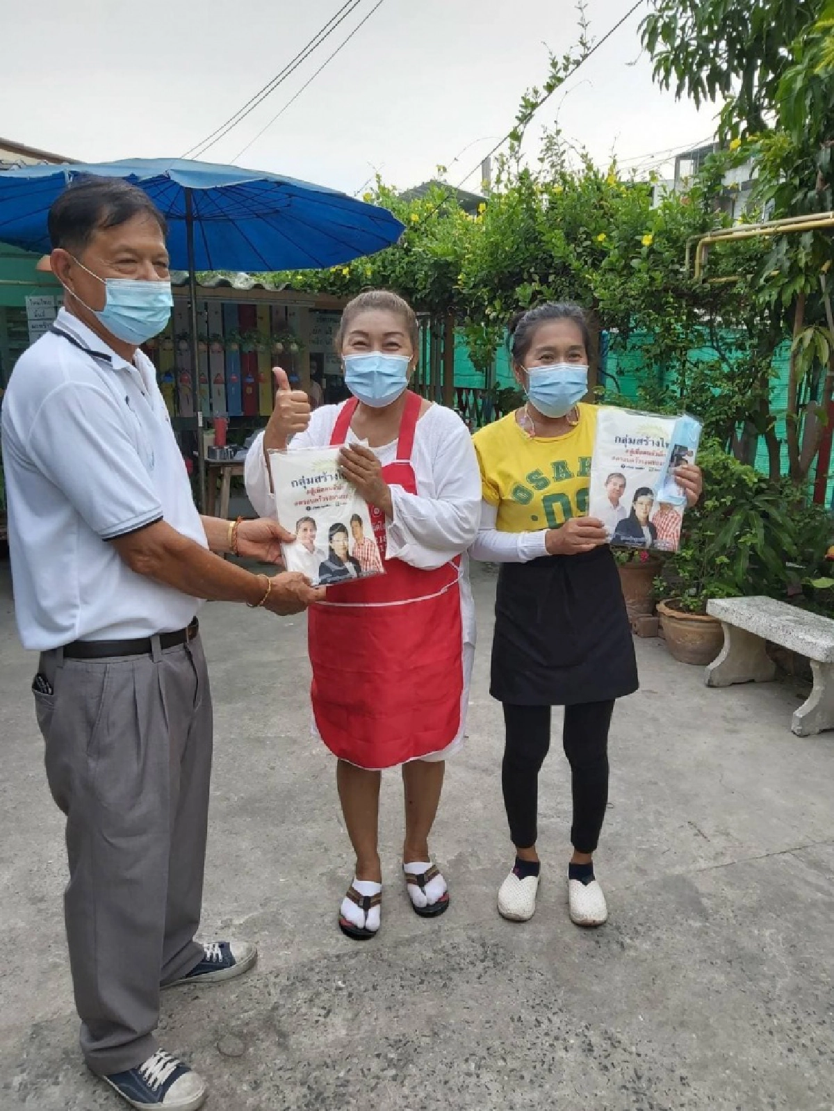 "รวมพลังสู้ภัยโควิด"ลงลุยพื้นที่เขตจอมทอง พ่นน้ำยาฆ่าเชื้อ พร้อมแจกแอลกอฮอล์และหน้ากากอนามัย ให้กับปชช.