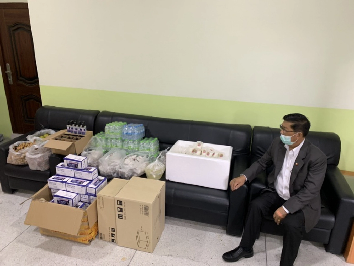 "พรรคเพื่อแผ่นดิน" ขอเป็นส่วนหนึ่งสนับสนุนอุปกรณ์และมอบเงินแก่ รพ. ชลบุรี เพื่อใช้ในการป้องกันและบริการปชช.(มีคลิป)