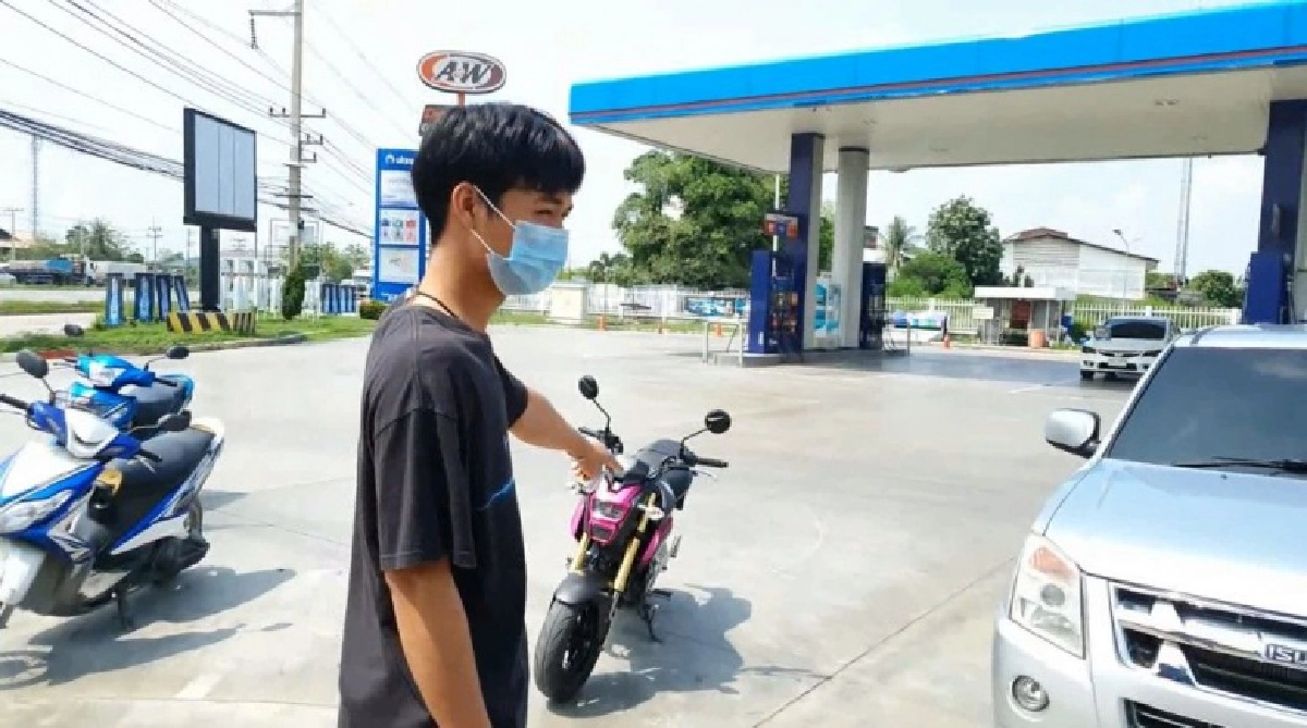 วงจรปิดจับภาพชัด คนร้ายทำเนียน คว้าจยย.จอดในปั๊มน้ำมัน ขับหลบหนีหายไร้วี่แวว