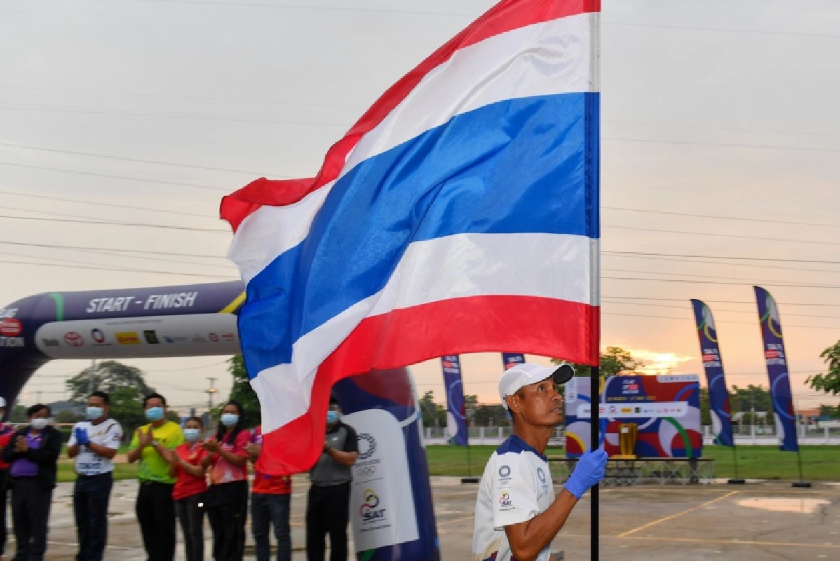วิ่งธงชาติไทยกำแเพงเพชรเคร่งป้องกันโควิดส่งทีมอาสาทำภารกิจแทน