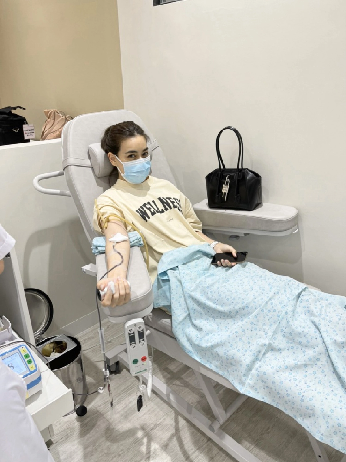 "หมาก-คิม" ส่งกำลังใจให้ทีมแพทย์สู้โควิด พร้อมบริจาคเลือดและสิ่งของ