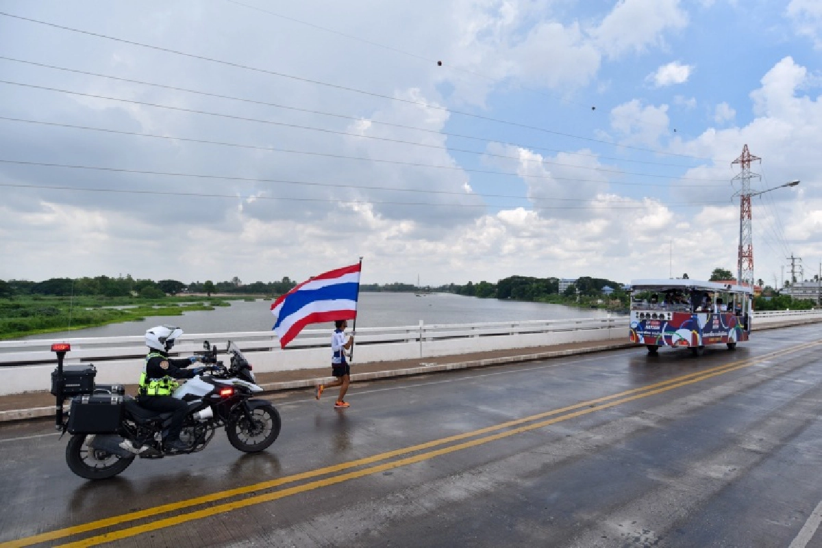 วิ่งธงชาติไทยกำแเพงเพชรเคร่งป้องกันโควิดส่งทีมอาสาทำภารกิจแทน