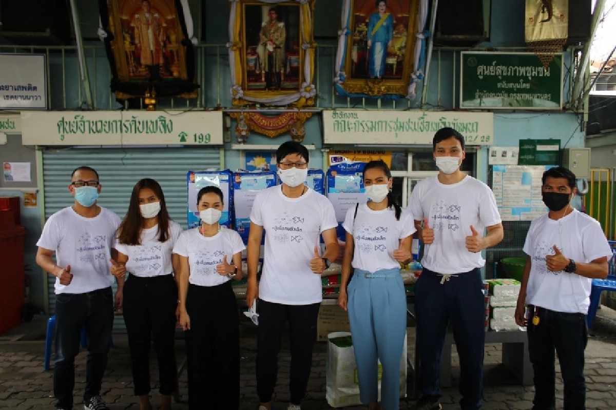 คนรุ่นใหม่ "พรรคไทยสร้างไทย" ลุยมอบข้าวสารอาหารแห้งช่วยผู้ป่วย พร้อมแจก "ถุงแดงเปี่ยมแรงใจ" แยกขยะติดเชื้อ 