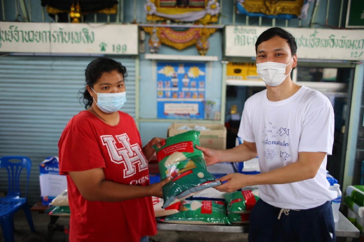 คนรุ่นใหม่ "พรรคไทยสร้างไทย" ลุยมอบข้าวสารอาหารแห้งช่วยผู้ป่วย พร้อมแจก "ถุงแดงเปี่ยมแรงใจ" แยกขยะติดเชื้อ 
