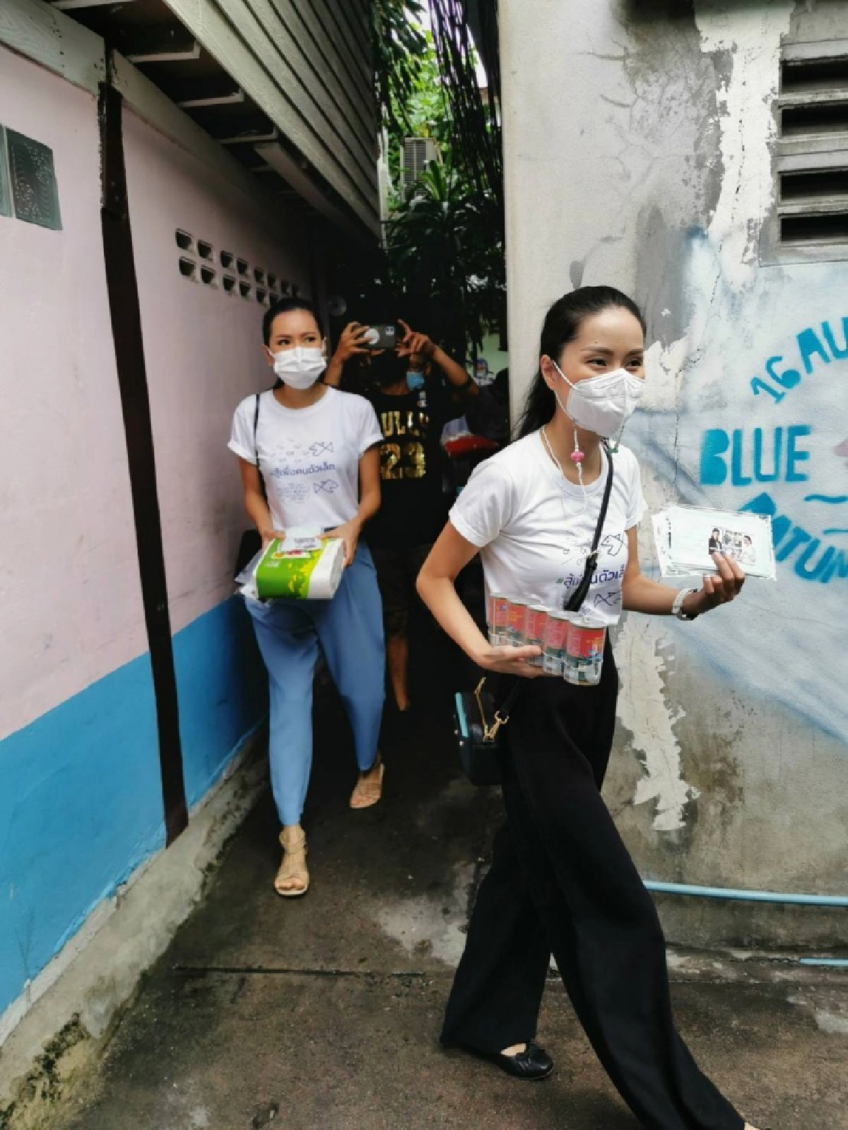 คนรุ่นใหม่ "พรรคไทยสร้างไทย" ลุยมอบข้าวสารอาหารแห้งช่วยผู้ป่วย พร้อมแจก "ถุงแดงเปี่ยมแรงใจ" แยกขยะติดเชื้อ 