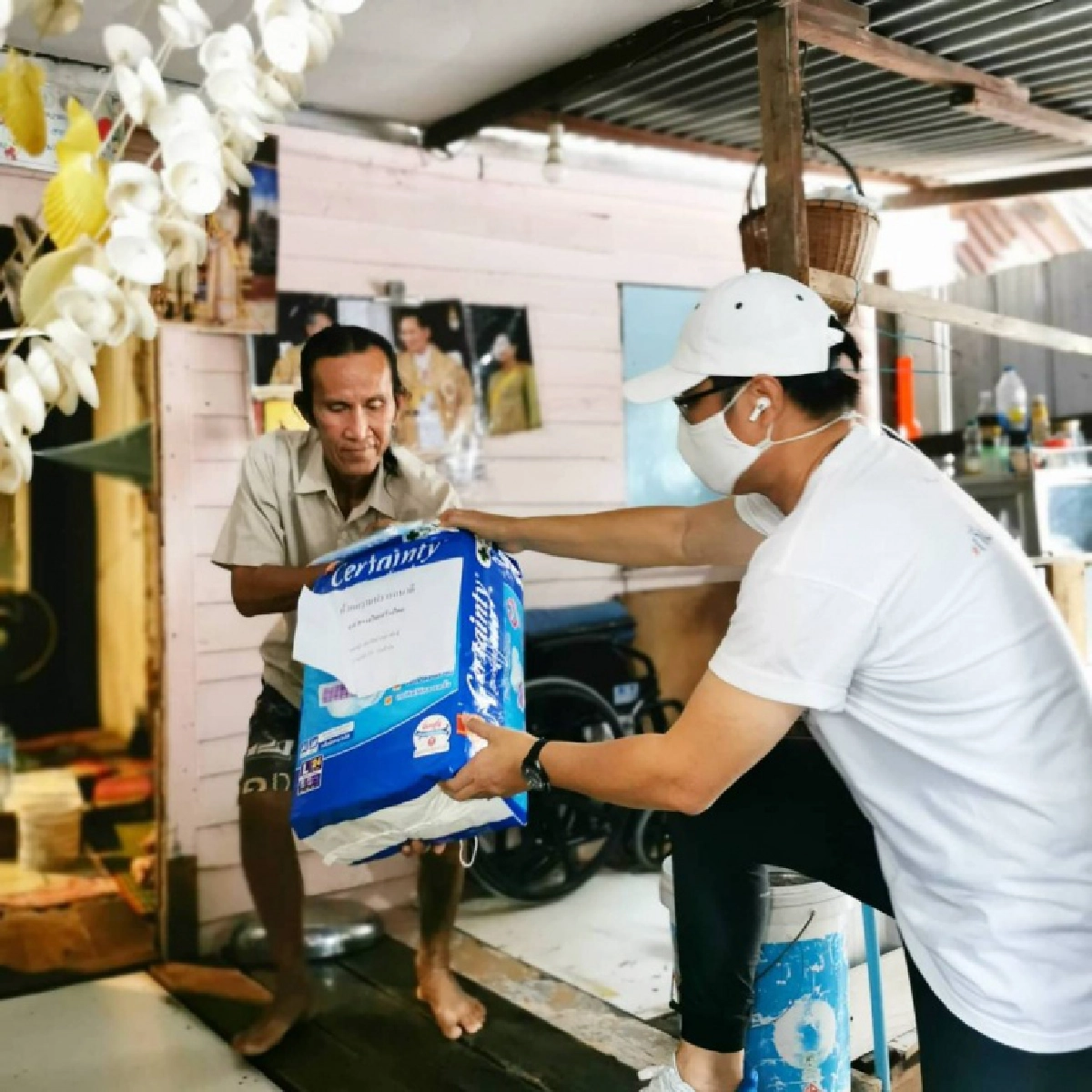 คนรุ่นใหม่ "พรรคไทยสร้างไทย" ลุยมอบข้าวสารอาหารแห้งช่วยผู้ป่วย พร้อมแจก "ถุงแดงเปี่ยมแรงใจ" แยกขยะติดเชื้อ 