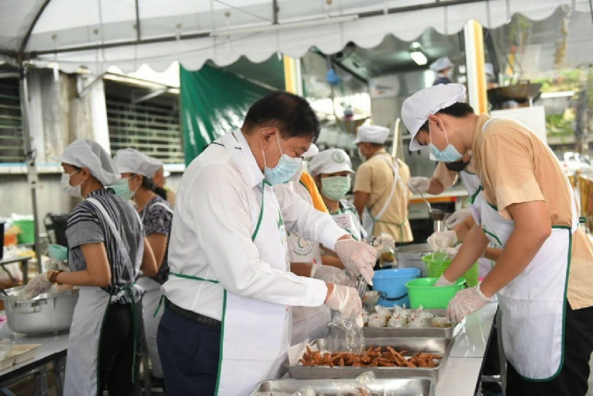 หวังช่วยลดภาระ ผู้ว่าฯกทม.ส่งตรงอาหารปรุงสดใหม่ 800 กล่อง ให้บุคลากรทางการแพทย์สู้โควิด